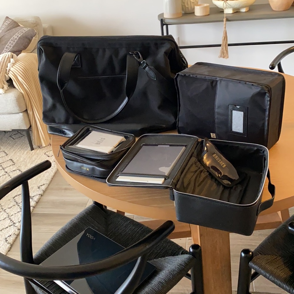 Béis weekender bag, packing cubes, cosmetic case, on the go case travel bags
